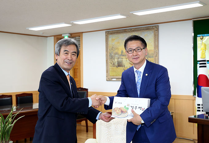 익산시 의회운영위원장 의장실 방문