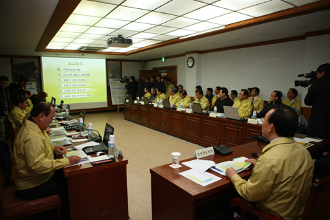 맹현규행자부장관구제역방역대책본부격려방문