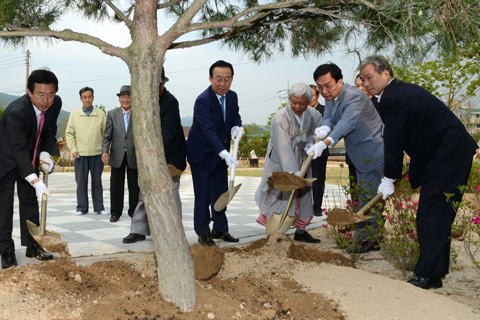 정무공최진립장군동상기념식수