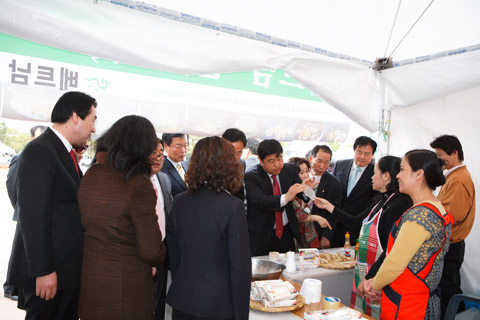 술과 떡잔치 격려 방문