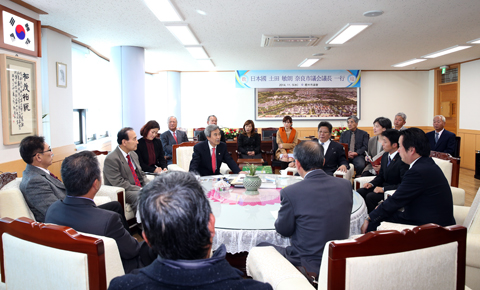 나라시의회의장 일행 의장실 내방