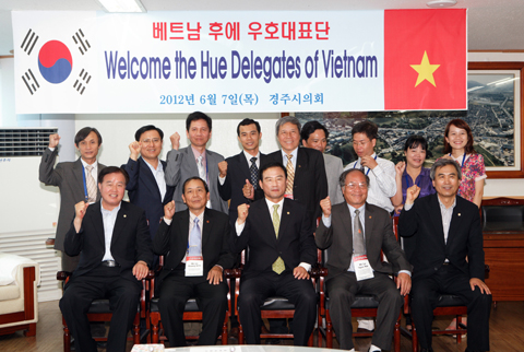 베트남후에시우호대표단의회방문