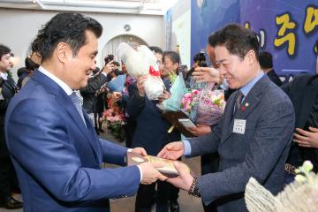 전국시군자치구의회 의장협의회  경주시의회 윤병길 의장 -의정봉사대상- 수상