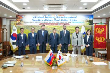 주한슬로바키아대사 및 니트라 시장 경주 방문
