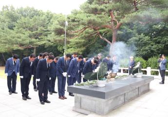 제8대경주시의회개원1주년 충혼탑 참배