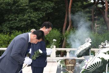 제8대경주시의회개원1주년 충혼탑 참배