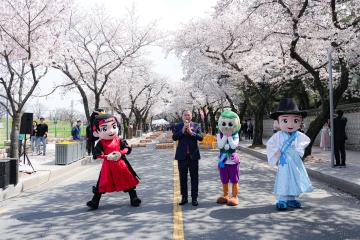 대릉원 돌담길 차없는 거리 시범운영 “경주 에코플레이 로드” (8)