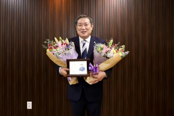 농협중앙회에서 이철우의장 감사패 전달