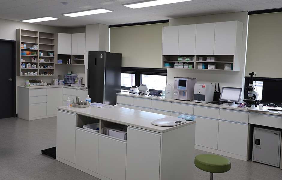 진료실, 수술실, 엑스레이실 등의 우수 시설과 장비