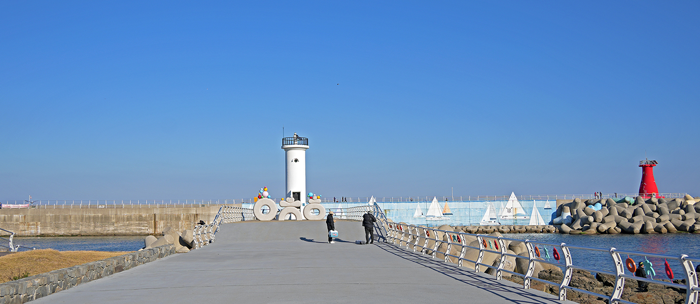 읍천항 벽화마을 벽화그림을 보고 있는 여자 관광객