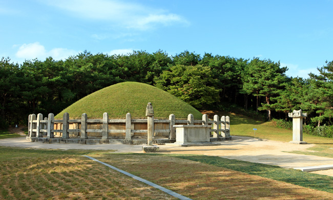 김유신묘와 비석