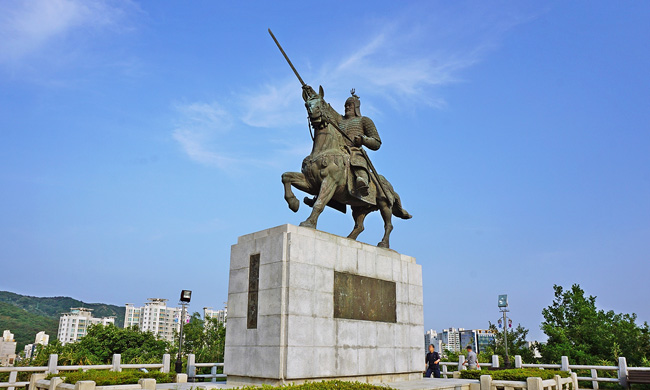 황성공원 김유신 장군 동상