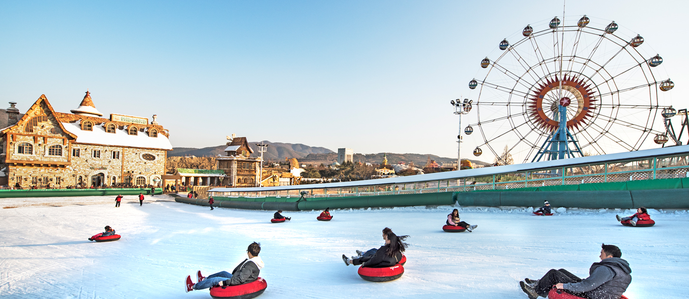 눈썰매를 타고 내려오는 사람들