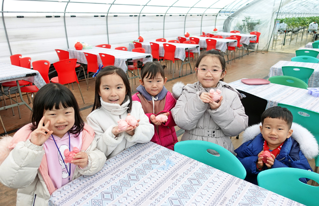 키즈베리딸기체험장에서 만든 비누를 들고 웃는 아이들