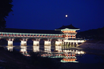 월정교 야경 위로 떠있는 보름달