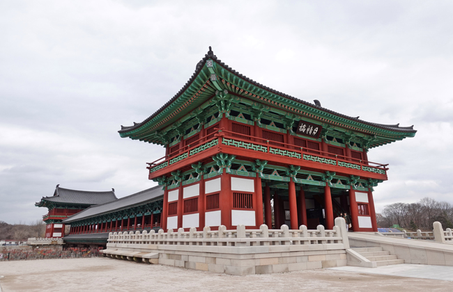 측면에서 바라본 월정교