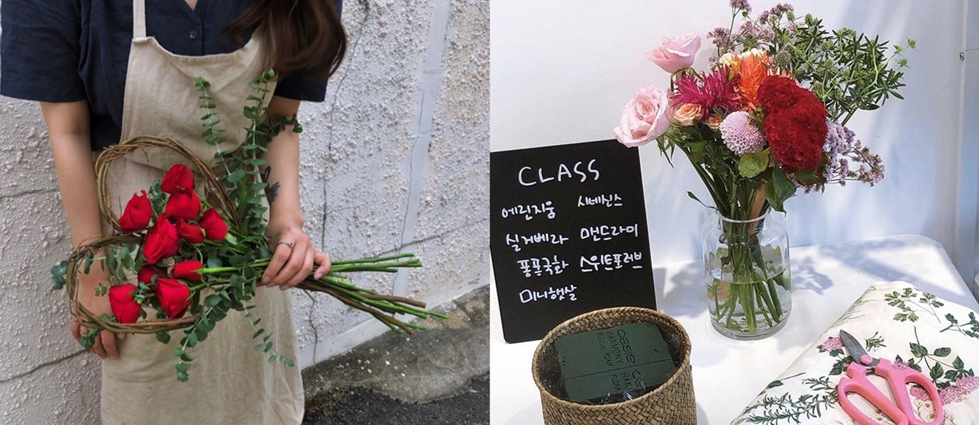 왼쪽 : 장미꽃다발을 들고있는 사람, 오른쪽 : 꽃병 주위로 Class 꽃이름이 적힌 메모와 사용되는 도구들이 놓여있다.