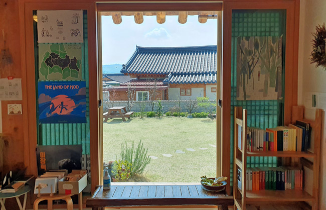 누군가의 책방 내부에서 본 마당