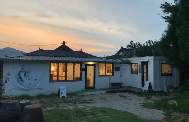 조명이 켜진 소소밀밀의 외부 전경