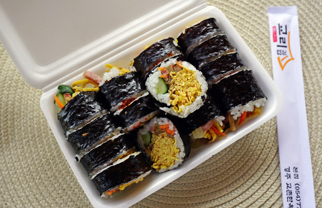 도시락에 담긴 교리김밥