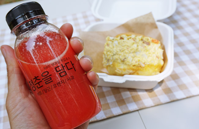 청춘과일의 쥬스를 손에 들고있는 모습과, 그 뒤 에그 샌드위치