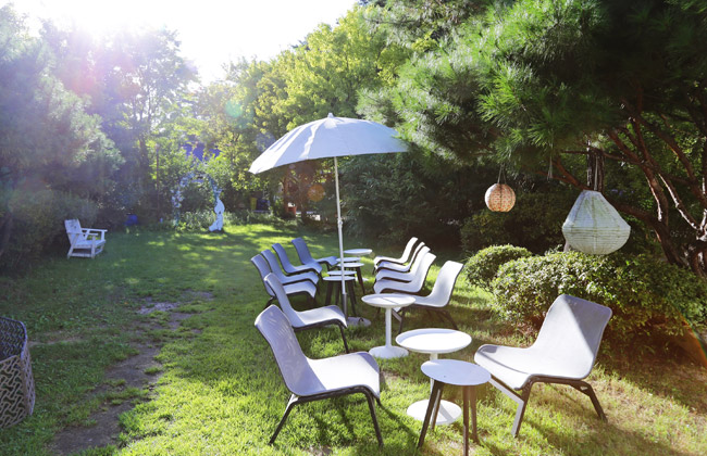 가든하이로의 정원에 놓인 테이블과 의자