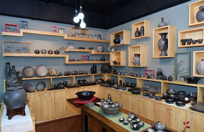 서라벌토기 내부 도예가 전시 된 모습