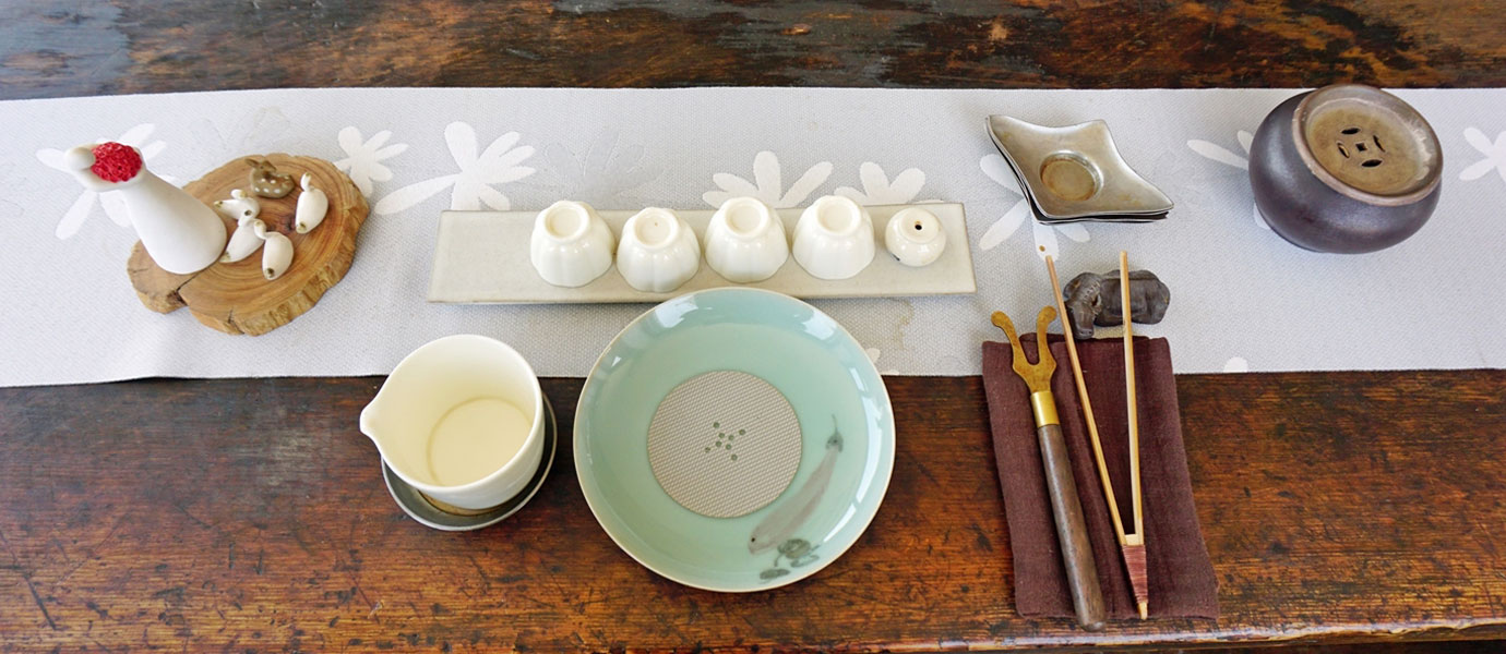 전통차를 마실수 있는 잔과 도구들이 놓여있는 테이블