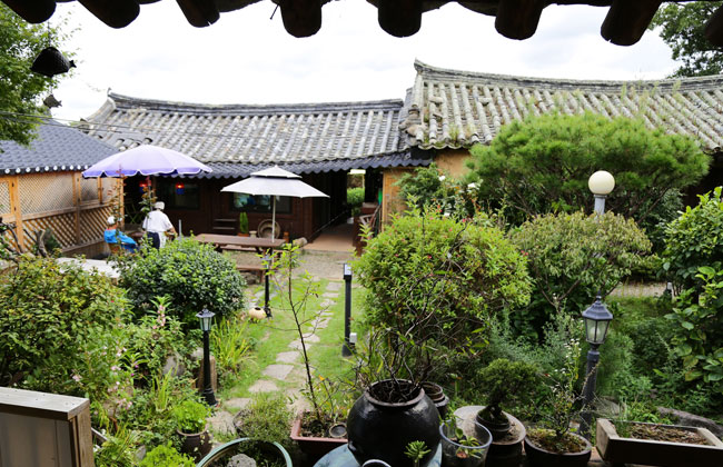 처마밑에서 바라본 고운님 오시는길 마당