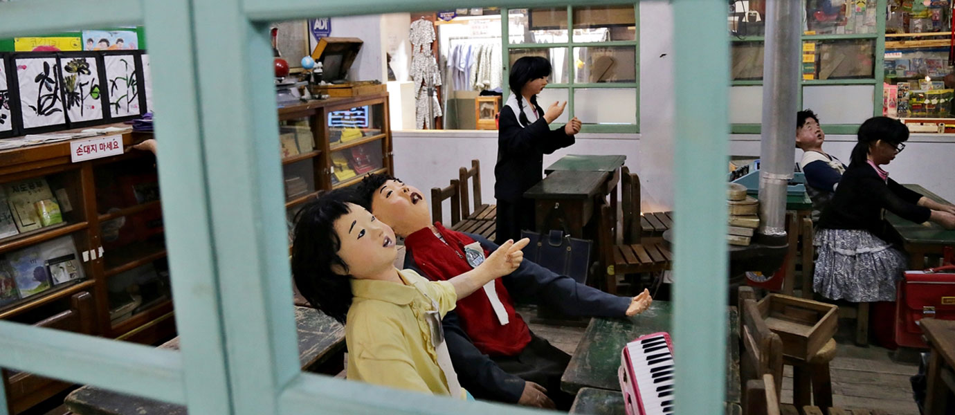 옛날 교실을 재현 해놓은 내부 사진