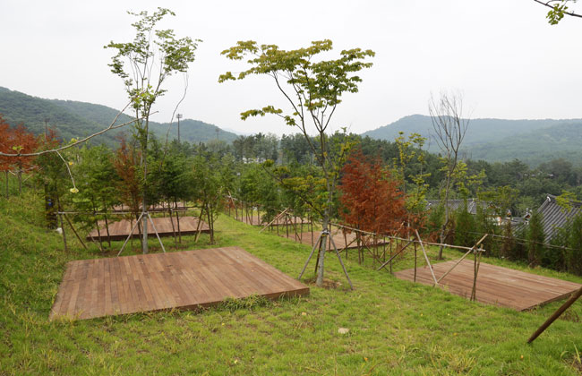화랑마을 야영장의 데크 캠핑존