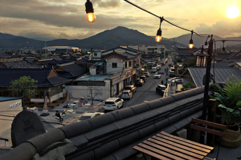카페오하이 루프탑에서 내려다 보는 노을진 황리단길