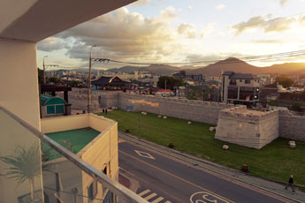 카페 로피 밖으로 보이는 경주 읍성