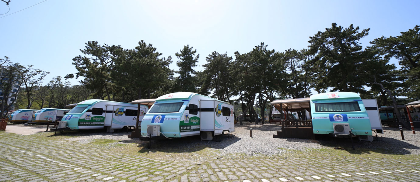 캠핑카가 줄지어 있는 오류캠핑장