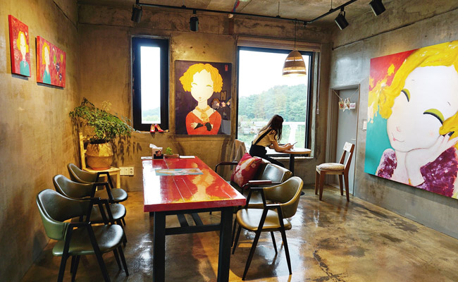 갤러리카페 ‘행복춘심’의 2층 카페