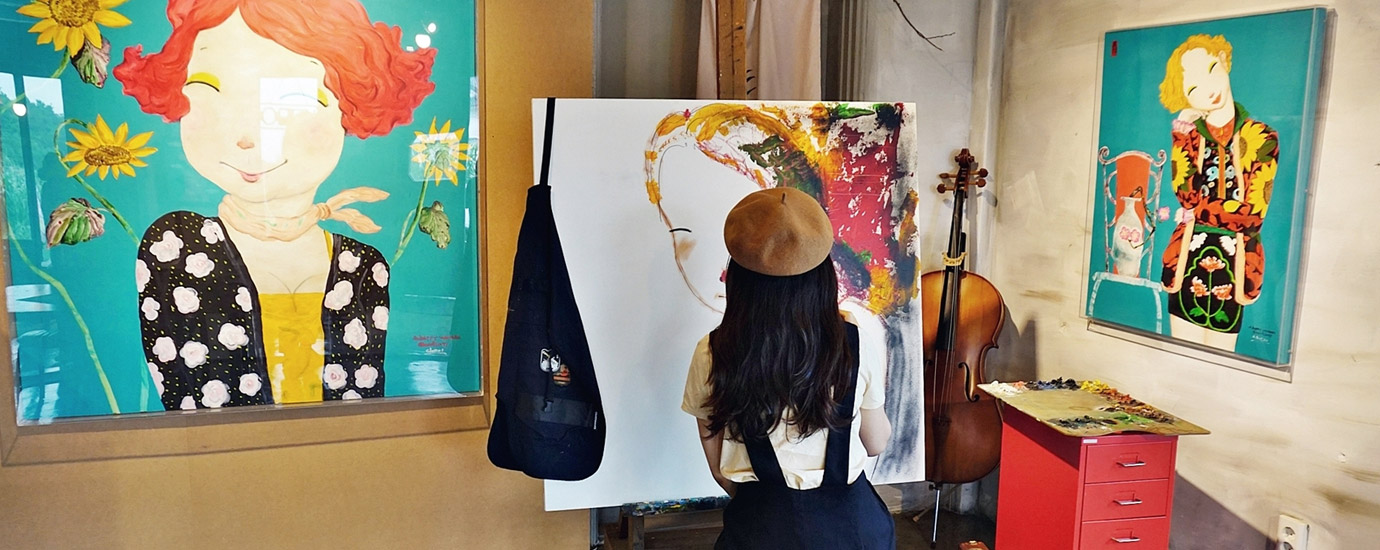 갤러리카페 ‘행복춘심’의 화가 포토존