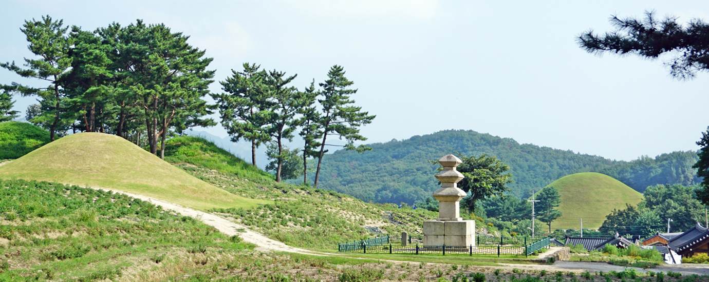 선도산 등반로 초입의 서악동삼층석탑