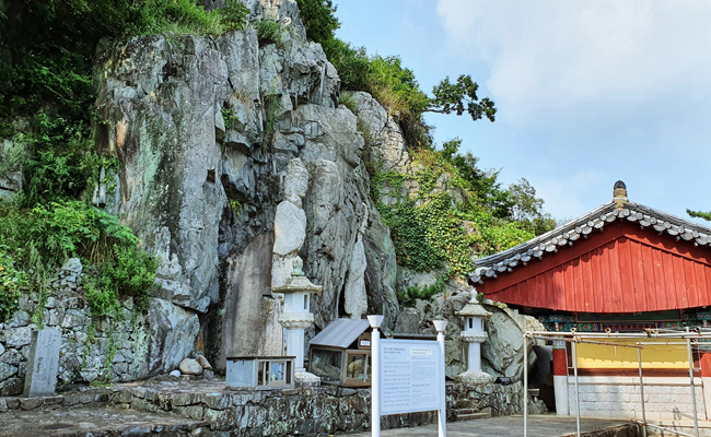 선도산 정상부에 있는 서악동 마애삼존여래입상