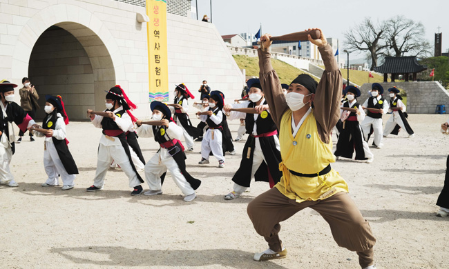 생생역사탐험대 '훈련무'의 공연장면