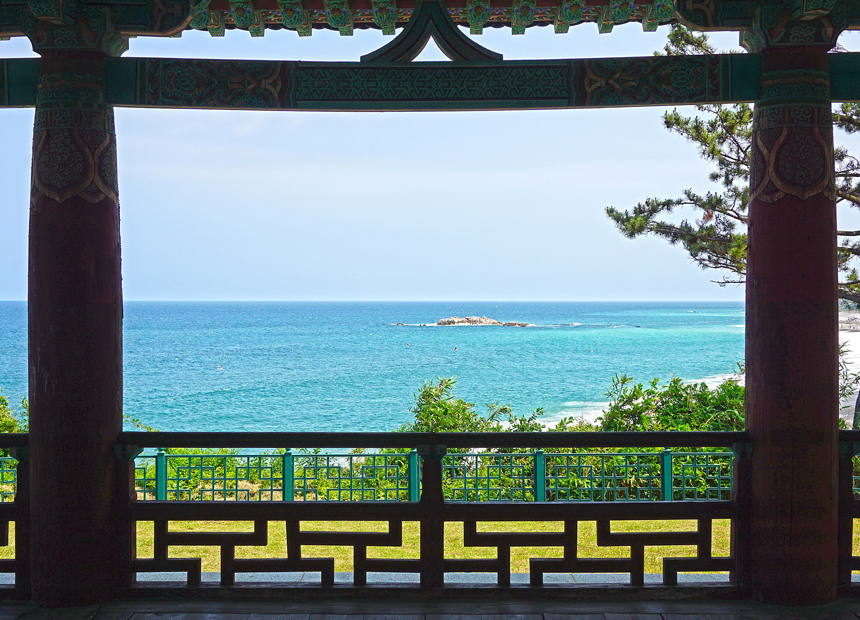 이견대에서 내려다 본 문무대왕릉