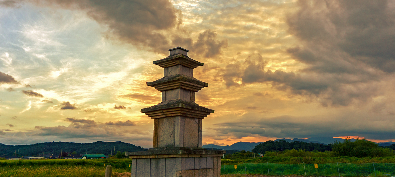 미탄사지 삼층석탑의 일몰 