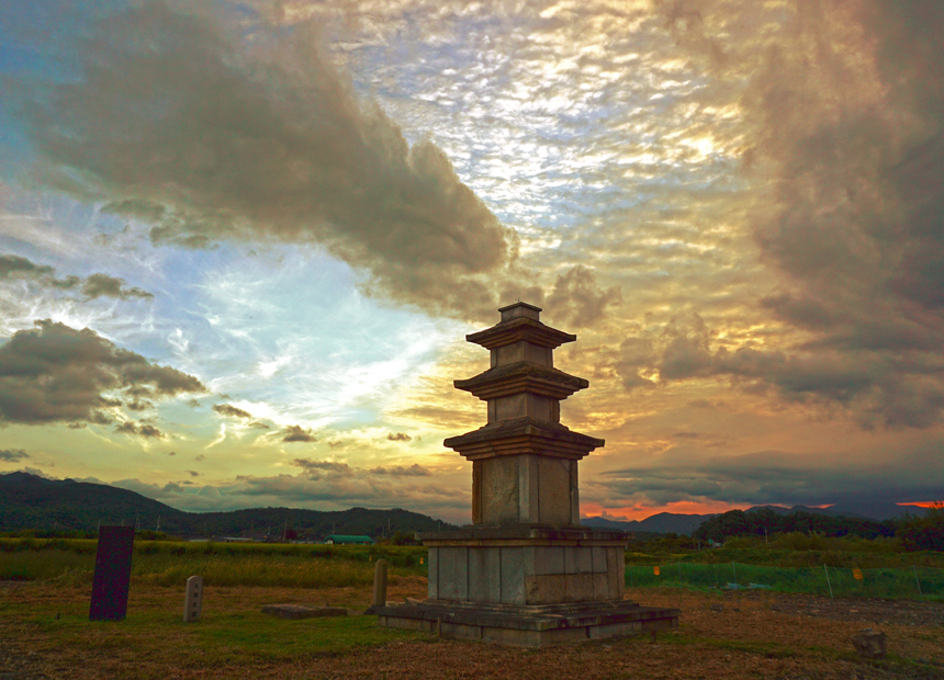 미탄사지 삼층석탑의 일몰