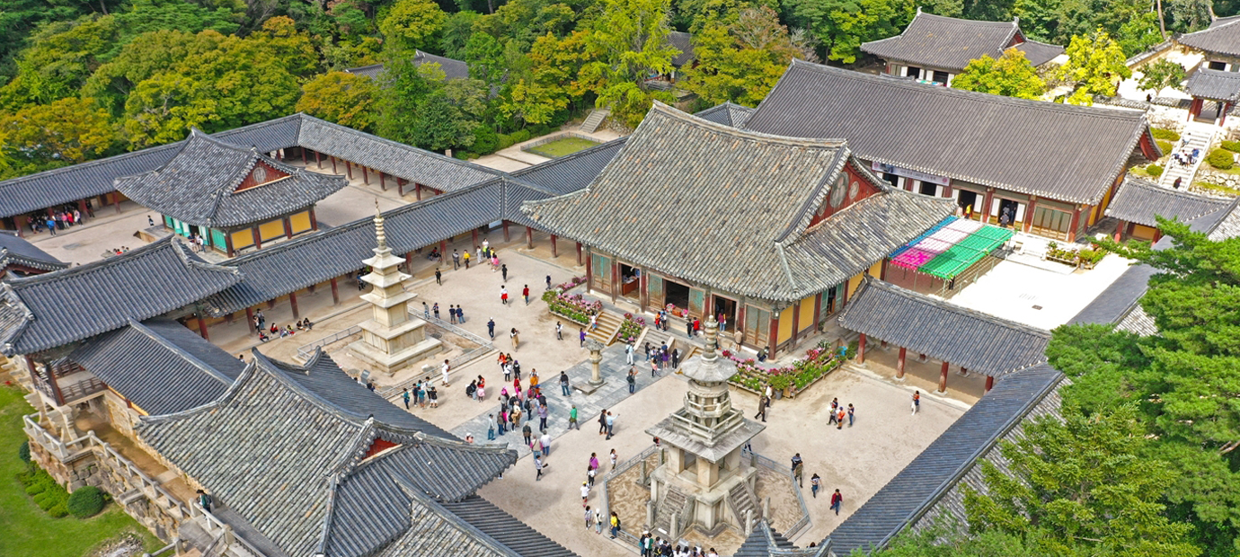 지장보살 청동입상이 있는 불국사 전경