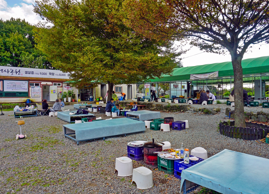 암행어사 농원 야외 테이블 전경