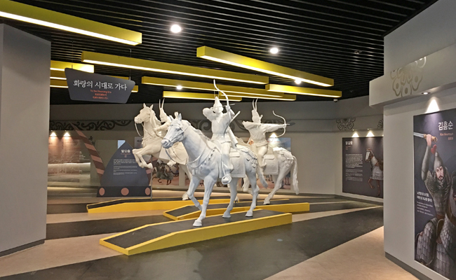 화랑마을 내부 전시실 조각상