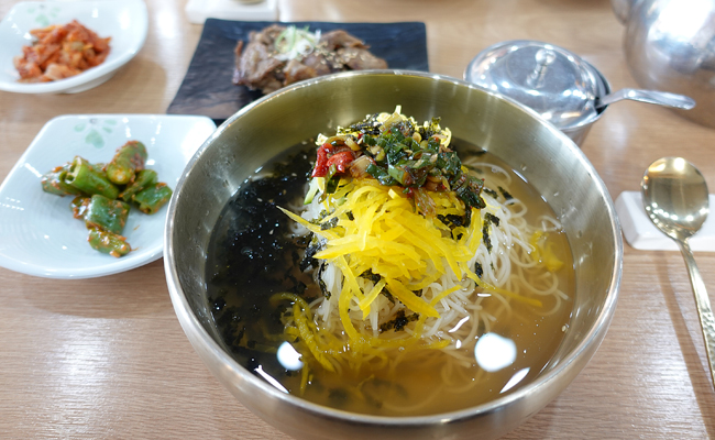 테이블 위에 올려진 아화국수