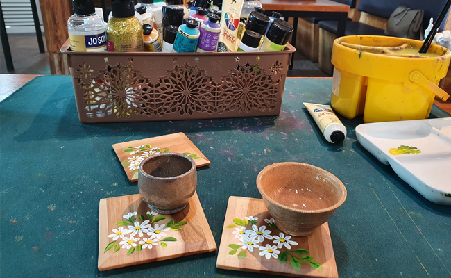 도자기 체험카페 ‘소나기 갤러리’완성된 코스터와 찻잔