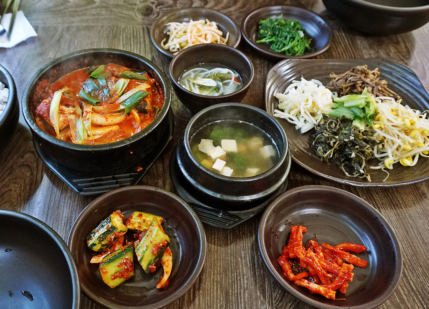 나물과 보리밥 한상 ‘옹기 보리밥’