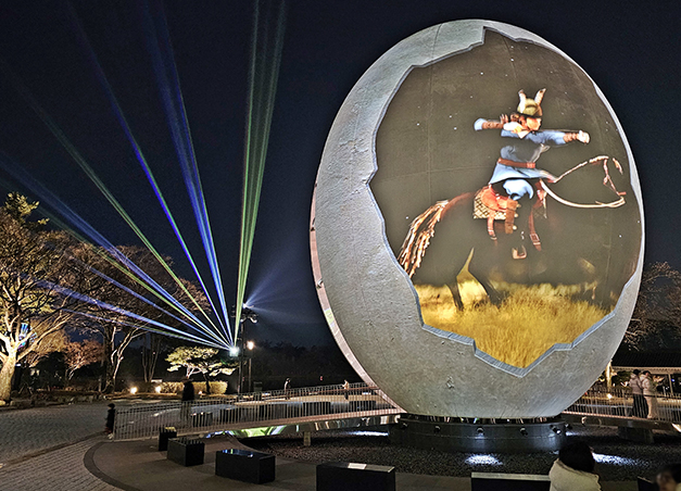 호반광장 알 조형물