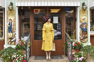 가게앞에 개화기 의상을 입고 서있는 여성